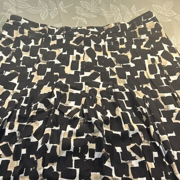 Ladies White House Black Market Skirt. - Picture 2 of 9